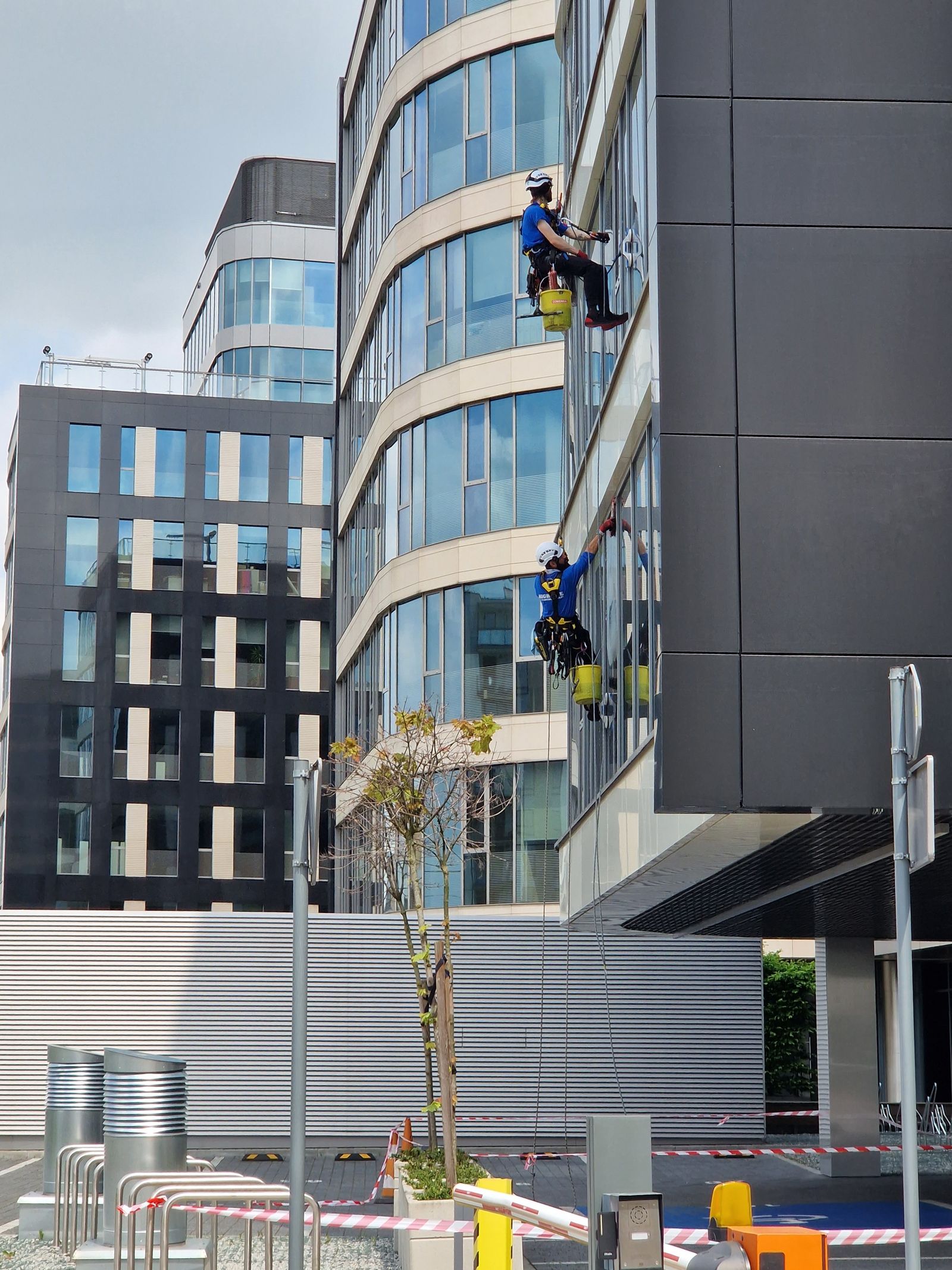 Fensterreinigung an moderner Gewerbeimmobilie